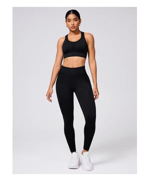 Conjunto activo de top de tirantes anchos y leggings de cuello redondo  
Diseño entrecruzado  
Conjunto de dos piezas  
Moderada elasticidad  
90% poliamida 10% elastano  
Lavar a máquina en frío, secar a baja temperatura  
Importado  
Disponible en tallas S, M y L  
Material: Mezcla de tela sin costuras, probablemente nylon y spandex, para propiedades de elasticidad y absorción de humedad