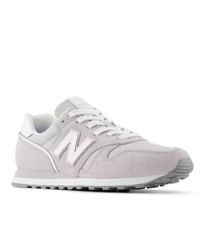 The past meets the present in this classic silhouette designed for go-anywhere style. Crafted from a luxurious leather/synthetic blend, these trainers are the perfect every day shoe.
RRP: £75.00
Specifications
Upper - suede, synthetic, mesh
Midsole - EVA
Outsole - Rubber
Technology - EVA
Collection - New Balance 373
Product Code: WL373SO2