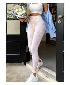 Bloemrijke Hoge Taille Actieve Leggings
  Geribbelde textuur
  Gematigde rek
  Materiaalsamenstelling: 90% polyamide, 10% elastaan
  Onderhoudsinstructies: Machinewas koud, drogen op lage temperatuur
  Geïmporteerd