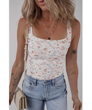 Mouwloze bodysuit met bloementextuur en vierkante hals
  Basisstijl met elegant ontwerp
  Licht rekbare stof voor een goede pasvorm
  Materiaalsamenstelling: 95% polyester 5% elastaan
  Machinewas koud droogtrommel laag
  Geimporteerd
  Maatopties: S (US 4) M (US 6/8) L (US 10/12) XL (US 14/16)
