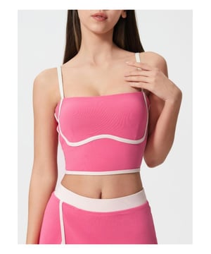 Basisstijl  
Ondoorzichtig  
Zeer rekbaar  
87% nylon 13% spandex  
Machinewas koud, drogen op lage temperatuur  
Geïmporteerd  
Verwijderbare borstpads  
Vierkante halslijn met contrasterende afwerking  
Materiaal: De top en de rok lijken gemaakt te zijn van een mengsel van katoen en spandex voor rek en comfort. De contrasterende bies is waarschijnlijk van een ander materiaal zoals katoen of polyester.