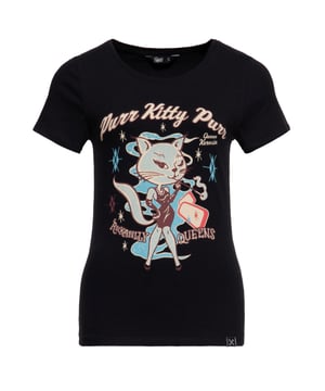 Das Queen Kerosin "Purr Kitty Purr" T-Shirt verkörpert den Rockabilly-Charme der 50er Jahre mit einem Hauch femininer Eleganz. Mit einem verspielten Artwork reflektiert dieses Shirt den unverwechselbaren Stil und die Ästhetik der Rockabilly-Kultur.  Die perfekte Passform des Slim Fits schmiegt sich an die Figur, während die Mischung aus Baumwolle und Elastan zusammen mit dem klassischen Rundhals für hohen Tragekomfort sorgt. Das stimmige Gesamtbild wird durch das dezente Logo-Label am Saum abgerundet. Dieses T-Shirt ist nicht nur ein modisches Highlight, sondern auch eine Hommage an die Rockabilly-Ära.  QUEEN KEROSIN: Mit Queen Kerosin verbindet man Rock’n’Roll, Rockabilly, Hot Rod, Motorrad und Biker. Mit den authentischen Designs, die dem Lifestyle der 50er Jahre nachempfunden sind, findet die Kultmarke besonders in der Vintage und Retro Szene großen Anklang.DESIGN: Dieses modische T-Shirt von Queen Kerosin verfügt über einen hochwertigen Artwork Print, ein Logo-Label am Saum und Rundhalsausschnitt. Das T-Shirt verleiht einen kraftvollen, unverwechselbaren Style.PASSFORM: Im femininem Slim Fit geschnitten, für einen figurbetonten aber auch  bequemen Retro-Style.MATERIAL: Aus robuste und hochwertige Baumwolle mit Elastananteil hergestellt und somit maximaler Tragekomfort garantiert.KOMBINATIONSMÖGLICHKEIT: Toller Kombipartner für unverwechselbare Looks. Für die perfekte Hose, die dazu passt, schau gerne in unser Sortiment nach, Du wirst mit Sicherheit fündig!LIEFERUMFANG: Eine Lieferung enthält ein Queen Kerosin T-Shirt in den Größen S, M, L, XL, XXL, 3XL, 4XL und 5XL.