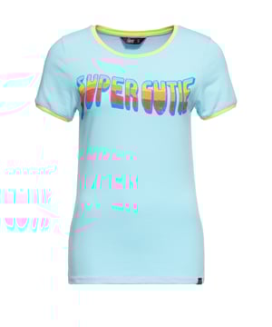Im Retro "Deluxe-Style" präsentiert Queen Kerosin ihr neues unverzichtbares Statement Print T-Shirt für alle Vintage Fashion Lover. Der authentische Front-Print in Verbindung mit kontrastierten eng anliegendem Rundhals und Ärmelabschlüssen machen es zu einem absoluten It-Piece, mit „Good Times“ Flair inklusive. Die Slim Fit Passform in Kombination mit der elastischen Maschenware aus einem hochwertigen Baumwolle-Elastan-Mix sorgt zusätzlich für Bequemlichkeit, sowie einen optimalen Tragekomfort, welcher durch ein angenehmes Haut- und Tragegefühl optimal abgerundet wird. Also Ladys greift zu und gönnt euch den angesagten Sommer Kombi-Allrounder. Lässig zu deiner Lieblings Denim, Sneakern und Jeansjacke entsteht ein kesses casual Outfit.  QUEEN KEROSIN: Queen Kerosin steht für den amerikanischen Zeitgeist der 50er / 60er Jahre mit Rock'n'Roll Rockabilly, Motorrädern, Bikes, Hot Rod und allem was dazu gehört. Unsere Design mit Vintage Charme versetzen Dich zurück in die gute Zeit.DESIGN: Im Retro "Deluxe-Style" präsentiert Queen Kerosin ihr neues unverzichtbares Statement Print T-Shirt für alle Vintage Fashion Lover. Der authentische Front-Print in Verbindung mit kontrastierten eng anliegendem Rundhals und Ärmelabschlüssen machen es zu einem absoluten It-Piece, mit "Good Times" Flair inklusive.PASSFORM: Ein figurbetonter Slim Fit und der klassische eng anliegenede Rundhalsausschnitt setzt die feminine Silhouette attraktiv in Szene.MATERIAL: Weiche, hautfreundliche Maschenware aus hochwertiger reiner Baumwolle, optimiert mit Stretch-Anteil. KOMBINATIONSMÖGLICHKEITEN: Lässig zu deiner Lieblings Denim, Sneakern und Jeansjacke entsteht ein kesses casual Outfit.LIEFERUMFANG: Das Bssic Ringer T-Shirt ist in den Größen XS S M L XL XXL 3XL und 4XL erhältlich.