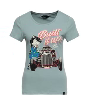 Das Queen Kerosin T-Shirt präsentiert sich als Ausdruck von Frauenpower und Vintage-Liebe, perfekt für die selbstbewusste Rockabella, die sich zu Hot Rods hingezogen fühlt. Mit einem süßen Motiv, das auf charmante Weise den Hot Rod-Stil der 50er Jahre aufgreift, ist es ein echter Blickfang. Gefertigt aus einer angenehmen Materialmischung aus Baumwolle-Elastan-Mix, bietet das Shirt im Slim Fit eine betonte, feminine Passform, die durch den klassischen Rundhals und das Logo-Label am Saum stimmig abgerundet wird. Es ist nicht nur ein Kleidungsstück, sondern ein Statement für Frauenpower und Individualität, verpackt in einem liebevollen Design.  QUEEN KEROSIN: Mit Queen Kerosin verbindet man Rock’n’Roll, Rockabilly, Hot Rod, Motorrad und Biker. Mit den authentischen Designs, die dem Lifestyle der 50er Jahre nachempfunden sind, findet die Kultmarke besonders in der Vintage und Retro Szene großen Anklang.DESIGN: Dieses Statement T-Shirt von Queen Kerosin verfügt über einen hochwertigen Hotrod-Print, ein Logo-Label am Saum und Rundhalsausschnitt. Das T-Shirt verleiht einen kraftvollen, unverwechselbaren Style.PASSFORM: Im femininem Slim Fit geschnitten, für einen figurbetonten aber auch  bequemen Retro-Style.MATERIAL: Aus robuste und hochwertige Baumwolle mit Elastananteil hergestellt und somit maximaler Tragekomfort garantiert.KOMBINATIONSMÖGLICHKEIT: Toller Kombipartner für unverwechselbare Looks. Für die perfekte Hose, die dazu passt, schau gerne in unser Sortiment nach, Du wirst mit Sicherheit fündig!LIEFERUMFANG: Eine Lieferung enthält ein Queen Kerosin T-Shirt in den Größen S, M, L, XL, XXL, 3XL, 4XL und 5XL.