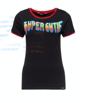 Im Retro "Deluxe-Style" präsentiert Queen Kerosin ihr neues unverzichtbares Statement Print T-Shirt für alle Vintage Fashion Lover. Der authentische Front-Print in Verbindung mit kontrastierten eng anliegendem Rundhals und Ärmelabschlüssen machen es zu einem absoluten It-Piece, mit „Good Times“ Flair inklusive. Die Slim Fit Passform in Kombination mit der elastischen Maschenware aus einem hochwertigen Baumwolle-Elastan-Mix sorgt zusätzlich für Bequemlichkeit, sowie einen optimalen Tragekomfort, welcher durch ein angenehmes Haut- und Tragegefühl optimal abgerundet wird. Also Ladys greift zu und gönnt euch den angesagten Sommer Kombi-Allrounder. Lässig zu deiner Lieblings Denim, Sneakern und Jeansjacke entsteht ein kesses casual Outfit.  QUEEN KEROSIN: Queen Kerosin steht für den amerikanischen Zeitgeist der 50er / 60er Jahre mit Rock'n'Roll Rockabilly, Motorrädern, Bikes, Hot Rod und allem was dazu gehört. Unsere Design mit Vintage Charme versetzen Dich zurück in die gute Zeit.DESIGN: Im Retro "Deluxe-Style" präsentiert Queen Kerosin ihr neues unverzichtbares Statement Print T-Shirt für alle Vintage Fashion Lover. Der authentische Front-Print in Verbindung mit kontrastierten eng anliegendem Rundhals und Ärmelabschlüssen machen es zu einem absoluten It-Piece, mit "Good Times" Flair inklusive.PASSFORM: Ein figurbetonter Slim Fit und der klassische eng anliegenede Rundhalsausschnitt setzt die feminine Silhouette attraktiv in Szene.MATERIAL: Weiche, hautfreundliche Maschenware aus hochwertiger reiner Baumwolle, optimiert mit Stretch-Anteil. KOMBINATIONSMÖGLICHKEITEN: Lässig zu deiner Lieblings Denim, Sneakern und Jeansjacke entsteht ein kesses casual Outfit.LIEFERUMFANG: Das Bssic Ringer T-Shirt ist in den Größen XS S M L XL XXL 3XL und 4XL erhältlich.