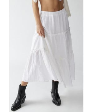 Falda con Elástico y Volantes  
Características: Volantes  
Transparente: Opaco  
Cuerpo: Forrado  
Composición del material: 65% poliéster 35% algodón  
Instrucciones de cuidado: Lavado a máquina en frío, secado a baja temperatura  
Importado  
Medidas del producto (pulgadas):  
Talla S (US 4): Longitud 37.4 Cintura 25.2  
Talla M (US 6/8): Longitud 37.8 Cintura 26.8  
Talla L (US 10/12): Longitud 38.2 Cintura 29.1  
Talla XL (US 14): Longitud 38.6 Cintura 31.5  