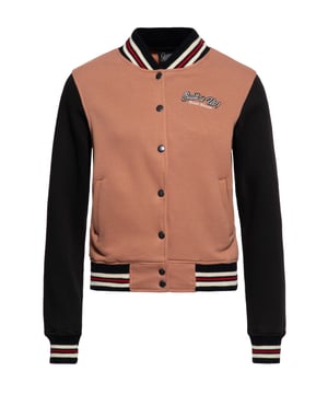 Für die selbstbewusste Rockabella, die das Brummen von Hot Rod-Motoren im Herzen trägt, ist diese Queen Kerosin College-Jacke das ultimative Kleidungsstück. Sie ist nicht nur eine Jacke, sondern ein Bekenntnis zu unabhängiger Frauenpower und dem zeitlosen Charme der 50er Jahre. Wie bei den klassischen College-Jacken üblich, punktet auch dieses Modell mit kontrastfarbenen Ärmeln und elastischen Rippbündchen, die dir den perfekten Mix aus sportlicher Lässigkeit und femininer Eleganz bieten. Zusätzlichen Komfort und Funktionalität garantieren die praktischen Eingrifftaschen und die robuste metallene Druckknopfleiste. Doch der absolute Hingucker dieser Jacke ist die liebevoll gestaltete Stickerei, die den Hot Rod-Stil der 50er Jahre zelebriert. Sie zeigt allen, dass du eine Frau mit Benzin im Blut bist, bereit, die Straßen im Sturm zu erobern. Zieh diese Jacke an und lass deinen inneren Hot Rod-Spirit zur Geltung kommen. Als moderne Rockabella weißt du, wie du deinen Vintage-Vibe mit einer Prise Rebellion würzt.  QUEEN KEROSIN: Rock'n'Roll, Rockabilly, Hot Rod, Biker, Tattoos und Motorsport beschreiben perfekt das Vintage-Label King Kerosin. Hochwertige Materialien und Verarbeitung kombiniert mit authentischen Retro-Designs ist unser Motto, das uns am Herz liegt.DESIGN: Vor allem die auffällige große Stickerei im Rücken und auf der Brust der Damen College Jacke von Queen Kerosin begeistert direkt und spricht vor allem Rockabilly und Vintage Fans an. Die Abschlüsse des Stehkragens, der Ärmel und dem Bund bestehen aus kontrastfarbenen gestreiften Rippbündchen, die für einen optimalen Sitz sorgen.PASSFORM: Bequemer femininer Regular Fit setzt die feminine Silhouette attraktiv in Szene.MATERIAL: Weiche, hautfreundliche Maschenware aus hochwertige Baumwollmischung.KOMBINATIONSMÖGLICHKEIT: Ob zu lässigen Jeans oder zu rockigen Röcken, diese Damen College Jacke von Queen Kerosin mit Rückenstickerei macht immer eine super Figur. Für weitere Accessoires mit retro Akzenten, gerne in unserem Sortiment stöbern.