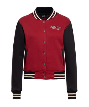 Für die selbstbewusste Rockabella, die das Brummen von Hot Rod-Motoren im Herzen trägt, ist diese Queen Kerosin College-Jacke das ultimative Kleidungsstück. Sie ist nicht nur eine Jacke, sondern ein Bekenntnis zu unabhängiger Frauenpower und dem zeitlosen Charme der 50er Jahre. Wie bei den klassischen College-Jacken üblich, punktet auch dieses Modell mit kontrastfarbenen Ärmeln und elastischen Rippbündchen, die dir den perfekten Mix aus sportlicher Lässigkeit und femininer Eleganz bieten. Zusätzlichen Komfort und Funktionalität garantieren die praktischen Eingrifftaschen und die robuste metallene Druckknopfleiste. Doch der absolute Hingucker dieser Jacke ist die liebevoll gestaltete Stickerei, die den Hot Rod-Stil der 50er Jahre zelebriert. Sie zeigt allen, dass du eine Frau mit Benzin im Blut bist, bereit, die Straßen im Sturm zu erobern. Zieh diese Jacke an und lass deinen inneren Hot Rod-Spirit zur Geltung kommen. Als moderne Rockabella weißt du, wie du deinen Vintage-Vibe mit einer Prise Rebellion würzt.  QUEEN KEROSIN: Rock'n'Roll, Rockabilly, Hot Rod, Biker, Tattoos und Motorsport beschreiben perfekt das Vintage-Label King Kerosin. Hochwertige Materialien und Verarbeitung kombiniert mit authentischen Retro-Designs ist unser Motto, das uns am Herz liegt.DESIGN: Vor allem die auffällige große Stickerei im Rücken und auf der Brust der Damen College Jacke von Queen Kerosin begeistert direkt und spricht vor allem Rockabilly und Vintage Fans an. Die Abschlüsse des Stehkragens, der Ärmel und dem Bund bestehen aus kontrastfarbenen gestreiften Rippbündchen, die für einen optimalen Sitz sorgen.PASSFORM: Bequemer femininer Regular Fit setzt die feminine Silhouette attraktiv in Szene.MATERIAL: Weiche, hautfreundliche Maschenware aus hochwertige Baumwollmischung.KOMBINATIONSMÖGLICHKEIT: Ob zu lässigen Jeans oder zu rockigen Röcken, diese Damen College Jacke von Queen Kerosin mit Rückenstickerei macht immer eine super Figur. Für weitere Accessoires mit retro Akzenten, gerne in unserem Sortiment stöbern.