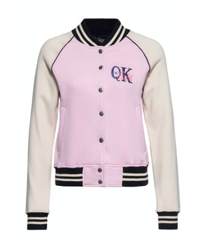 Mit dieser College Sweatjacke von Queen Kerosin im authentischen Oldschool Design bestellst du dir den stylischen Rockabilly Flair direkt nach Hause. Die Jacke punktet nicht nur durch die klassisch, kontrastierten Raglan-Ärmel, sondern sticht besonders durch die hochwertige, unverkennbare Vintage Stickerei am Rücken und der Brust hervor. Ein farblich abgesetzter, eng anliegender Rippbund-Kragen rundet die Optik perfekt ab. Ein 50's Allrounder, der in keiner Garderobe fehlen sollte. Der super angenehme Tragekomfort entsteht durch die hautfreundliche, innen angeraute Sweatware und die bequeme Passform im femininen Regular Fit. Geschlossen wird sie klassisch mittels einer durchgängigen Druckknopfleiste in der Front. Des Weiteren verfügt die Sweatjacke über zwei Eingrifftaschen und Rippbündchen an den Ärmeln, Saum und am Kragen, welche den sportiven Touch betonen. Kess kombiniert zu Bleistiftrock und Pumps entsteht ein unverwechselbarer Look.  QUEEN KEROSIN: Das vintage Label Queen Kerosin ist bekannt in der Biker und Rockabilly Szene. Es steht für den Lifestyle der 50's mit Motorrädern, Rock'n'Roll, Rockabilly, Hotrod und lässt das Lebensgefühl von damals durch seine retro Designs wieder aufleben.DESIGN: Mit dieser College Sweatjacke von Queen Kerosin im authentischen Oldschool Design bestellst du dir den stylischen Rockabilly Flair direkt nach Hause. Die Jacke punktet nicht nur durch die klassisch, kontrastierten Raglan-Ärmel, sondern sticht besonders durch die hochwertige, unverkennbare Vintage Stickerei am Rücken und der Brust hervor. Ein farblich abgesetzter, eng anliegender Rippbund-Kragen rundet die Optik perfekt ab. Ein 50´s Allrounder, der in keiner Garderobe fehlen sollte.PASSFORM: Sportive Bequemlichkeit durch den angenehmen femininen Regular Fit.MATERIAL: Weiche Maschenware mit aufgerauter Innenseite für ein angenehmes Haut- und Tragegefühl.KOMBINATIONSMÖGLICHKEITEN: Kess kombiniert zu Bleistiftrock und Pumps entsteht ein unverwechselbarer Look.LIEFERUMFANG: Die College Sweatjacke ist in den Größen in XS S M L XL XXL 3XL oder 4XL.
