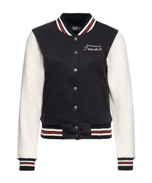 Queen Kerosin präsentiert ihre College Sweatjacke im authentischen Rockabella Design. Die Jacke überzeugt nicht nur durch die klassisch, kontrastierten Raglan-Ärmel, sondern sticht definitiv durch die hochwertige, charakteristische Vintage-Statement Stickerei am Rücken und der Brust hervor. Ein farblich abgesetzter, eng anliegender Rippbund-Kragen rundet die Optik perfekt ab. Ein absoluter Eyecatcher der Rockabilly Szene und alle Powerfrauen. Der "cosy" Tragekomfort entsteht durch die hautfreundliche, innen angeraute Sweatware und die bequeme Passform im femininen Regular Fit. Geschlossen wird sie klassisch mittels einer durchgängigen Druckknopfleiste in der Front. Des Weiteren verfügt die Sweatjacke über zwei Eingrifftaschen und typische Rippbündchen an den Ärmeln, Saum und am Kragen, welche den sportiven Touch betonen. Lässig kombiniert zu Worker-Denim, Boots oder Sneakern entsteht ein unverkennbarer lässiger Look.  QUEEN KEROSIN: Das vintage Label Queen Kerosin ist bekannt in der Biker und Rockabilly Szene. Es steht für den Lifestyle der 50's mit Motorrädern, Rock'n'Roll, Rockabilly, Hotrod und lässt das Lebensgefühl von damals durch seine retro Designs wieder aufleben.DESIGN: Queen Kerosin präsentiert ihre College Sweatjacke im authentischen Rockabella Design. Die Jacke überzeugt nicht nur durch die klassisch, kontrastierten Raglan-Ärmel, sondern überzeugt definitiv durch die hochwertige, charakteristische Vintage-Statement Stickerei am Rücken und der Brust hervor. Ein farblich abgesetzter, eng anliegender Rippbund-Kragen rundet die Optik perfekt ab. Ein absoluter Eyecatcher der Rockabilly Szene und alle Powerfrauen.PASSFORM: Sportive Bequemlichkeit durch den angenehmen femininen Regular Fit.MATERIAL: Der "cosy" Tragekomfort entsteht durch die hautfreundliche, innen angeraute Sweatware.KOMBINATIONSMÖGLICHKEITEN: Lässig kombiniert zu Worker-Denim, Boots oder Sneakern entsteht ein unverkennbarer lässiger Look.LIEFERUMFANG: Die College Sweatjacke ist in den Größen in XS S M L XL XXL 3XL oder 4XL.