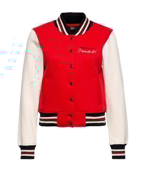I can do it! Geballte Frauenpower bietet diese Collegejacke von Queen Kerosin! Die Sweat Collegejacke von Queen Kerosin sorgt überall für einen coolen Auftritt mit Vintage-Charme. Diese Jacke vereint einen authentischen Look mit einem super angenehmen Tragekomfort. Die hautfreundliche Sweatware mit aufgerauter Innenseite und die bequeme Passform im Regular Fit sorgen für das perfekte Wohlfühlgefühl über den ganzen Tag hinweg.  Als Eye-Catcher erweist sich die hochwertige Stickerei im Rücken und setzt ein klares Statement. Geschlossen wird sie wie üblich mittels Druckknöpfen in der Front. Des Weiteren verfügt die lässige Sweatjacke über zwei Eingrifftaschen und Rippbündchen an Ärmeln, Saum und am Kragen. Für einen authentisches Auftreten kombinier die College Jacke mit High Waist Mom-Jeans und sportliche Sneaker. Ein Must-Have für jede Queen!  QUEEN KEROSIN: Das vintage Label Queen Kerosin ist bekannt in der Biker und Rockabilly Szene. Es steht für den Lifestyle der 50's mit Motorräder, Rock'n'Roll, Rockabilly, Hotrod und lässt das Lebensgefühl von damals durch seine retro Designs wieder aufleben! DESIGN: Das authentische Vintage Erscheinungsbild der College Sweatjacke von Queen Kerosin kommt durch das zweifarbige Design, die Rippbündchen an den Ärmeln und am Saum, sowie dem Rippkragen zustande. Des weiteren kann die Damen Jacke mit einem Druckknopf Verschluss und einer großen Stickerei überzeugen.PASSFORM: Tolle Bequemlichkeit durch angenehmen Regular Fit MATERIAL: Weiche Maschenware mit aufgerauter Innenseite, für ein kuschliges, warmes Tragegefühl KOMBINATIONSMÖGLICHKEITEN: Ein super Kombipartner für alltägliche Looks zu Jeans mit Sneaker und T-Shirt LIEFERUMFANG: Eine Lieferung enthält eine Damen Queen Kerosin College Sweatjacke in XS S M L XL XXL 3XL oder 4XL