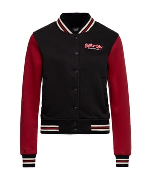 Für die selbstbewusste Rockabella, die das Brummen von Hot Rod-Motoren im Herzen trägt, ist diese Queen Kerosin College-Jacke das ultimative Kleidungsstück. Sie ist nicht nur eine Jacke, sondern ein Bekenntnis zu unabhängiger Frauenpower und dem zeitlosen Charme der 50er Jahre. Wie bei den klassischen College-Jacken üblich, punktet auch dieses Modell mit kontrastfarbenen Ärmeln und elastischen Rippbündchen, die dir den perfekten Mix aus sportlicher Lässigkeit und femininer Eleganz bieten. Zusätzlichen Komfort und Funktionalität garantieren die praktischen Eingrifftaschen und die robuste metallene Druckknopfleiste. Doch der absolute Hingucker dieser Jacke ist die liebevoll gestaltete Stickerei, die den Hot Rod-Stil der 50er Jahre zelebriert. Sie zeigt allen, dass du eine Frau mit Benzin im Blut bist, bereit, die Straßen im Sturm zu erobern. Zieh diese Jacke an und lass deinen inneren Hot Rod-Spirit zur Geltung kommen. Als moderne Rockabella weißt du, wie du deinen Vintage-Vibe mit einer Prise Rebellion würzt.  QUEEN KEROSIN: Rock'n'Roll, Rockabilly, Hot Rod, Biker, Tattoos und Motorsport beschreiben perfekt das Vintage-Label King Kerosin. Hochwertige Materialien und Verarbeitung kombiniert mit authentischen Retro-Designs ist unser Motto, das uns am Herz liegt.DESIGN: Vor allem die auffällige große Stickerei im Rücken und auf der Brust der Damen College Jacke von Queen Kerosin begeistert direkt und spricht vor allem Rockabilly und Vintage Fans an. Die Abschlüsse des Stehkragens, der Ärmel und dem Bund bestehen aus kontrastfarbenen gestreiften Rippbündchen, die für einen optimalen Sitz sorgen.PASSFORM: Bequemer femininer Regular Fit setzt die feminine Silhouette attraktiv in Szene.MATERIAL: Weiche, hautfreundliche Maschenware aus hochwertige Baumwollmischung.KOMBINATIONSMÖGLICHKEIT: Ob zu lässigen Jeans oder zu rockigen Röcken, diese Damen College Jacke von Queen Kerosin mit Rückenstickerei macht immer eine super Figur. Für weitere Accessoires mit retro Akzenten, gerne in unserem Sortiment stöbern.