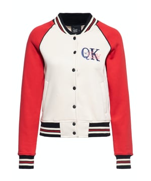 Mit dieser College Sweatjacke von Queen Kerosin im authentischen Oldschool Design bestellst du dir den stylischen Rockabilly Flair direkt nach Hause. Die Jacke punktet nicht nur durch die klassisch, kontrastierten Raglan-Ärmel, sondern sticht besonders durch die hochwertige, unverkennbare Vintage Stickerei am Rücken und der Brust hervor. Ein farblich abgesetzter, eng anliegender Rippbund-Kragen rundet die Optik perfekt ab. Ein 50's Allrounder, der in keiner Garderobe fehlen sollte. Der super angenehme Tragekomfort entsteht durch die hautfreundliche, innen angeraute Sweatware und die bequeme Passform im femininen Regular Fit. Geschlossen wird sie klassisch mittels einer durchgängigen Druckknopfleiste in der Front. Des Weiteren verfügt die Sweatjacke über zwei Eingrifftaschen und Rippbündchen an den Ärmeln, Saum und am Kragen, welche den sportiven Touch betonen. Kess kombiniert zu Bleistiftrock und Pumps entsteht ein unverwechselbarer Look.  QUEEN KEROSIN: Das vintage Label Queen Kerosin ist bekannt in der Biker und Rockabilly Szene. Es steht für den Lifestyle der 50's mit Motorrädern, Rock'n'Roll, Rockabilly, Hotrod und lässt das Lebensgefühl von damals durch seine retro Designs wieder aufleben.DESIGN: Mit dieser College Sweatjacke von Queen Kerosin im authentischen Oldschool Design bestellst du dir den stylischen Rockabilly Flair direkt nach Hause. Die Jacke punktet nicht nur durch die klassisch, kontrastierten Raglan-Ärmel, sondern sticht besonders durch die hochwertige, unverkennbare Vintage Stickerei am Rücken und der Brust hervor. Ein farblich abgesetzter, eng anliegender Rippbund-Kragen rundet die Optik perfekt ab. Ein 50´s Allrounder, der in keiner Garderobe fehlen sollte.PASSFORM: Sportive Bequemlichkeit durch den angenehmen femininen Regular Fit.MATERIAL: Weiche Maschenware mit aufgerauter Innenseite für ein angenehmes Haut- und Tragegefühl.KOMBINATIONSMÖGLICHKEITEN: Kess kombiniert zu Bleistiftrock und Pumps entsteht ein unverwechselbarer Look.LIEFERUMFANG: Die College Sweatjacke ist in den Größen in XS S M L XL XXL 3XL oder 4XL.
