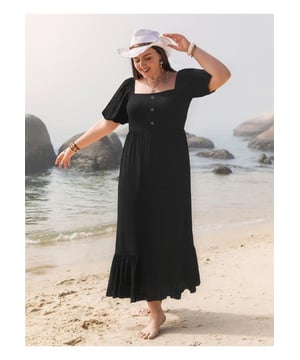 Plus Size Rüschensaum Quadratischer Ausschnitt Kurzarmkleid  
Eigenschaften: Knopf-Rüsche  
Durchsichtiger Stoff: Undurchsichtig  
Dehnbar: Leicht elastisch  
Körper: Nicht gefüttert  
Materialzusammensetzung: 100% Viskose  
Pflegeanleitung: Maschinenwäsche kalt. Bei niedriger Temperatur im Trockner trocknen.  
Importiert  
Produktmaße (Maße in Zoll) & Größenumrechnung  
Größe 0XL (14W): Länge 53,7 Bust 56,7 Taille 35,4 Ärmellänge 15,5  
Größe 1XL (16W): Länge 54,5 Bust 47,2 Taille 37,8 Ärmellänge 15,7  
Größe 2XL (18W): Länge 55,3 Bust 49,6 Taille 40,2 Ärmellänge 16  
Größe 3XL (20W): Länge 56,1 Bust 52 Taille 42,5 Ärmellänge 16,3  
Größe 4XL (22W): Länge 56,9 Bust 54,3 Taille 44,9 Ärmellänge 16,6