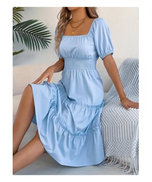 Kleid mit quadratischem Ausschnitt und kurzen Puffärmeln  
  Rüschenoberteil  
  Gestuftem Rock  
  Rüschendetails  
  Ohne Stretch  
  Ungefüttert  
  Materialzusammensetzung: 95% Polyester, 5% Elasthan  
  Pflegehinweise: Maschinenwäsche kalt, Trocknen bei niedriger Temperatur  
  Importiert  