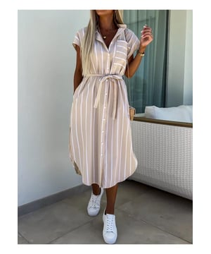 Gestreiftes Kleid mit Wickelbund und kurzen Ärmeln  
  Merkmale: gebundener Bund,Knopfleiste und Taschen  
  Hergestellt aus 100 % Polyester   
  Kein dehnbares Material  
  Ungefüttert  
  Maschinenwäsche kalt, im Trockner bei niedriger Temperatur trocknen  
  Importiert  
  Erhältlich in den Größen S bis 2XL  
  Größe S: Länge 118 cm, Brust 96 cm  
  Größe M: Länge 119 cm, Brust 100 cm  
  Größe L: Länge 120 cm, Brust 106 cm  
  Größe XL: Länge 121 cm, Brust 112 cm  
  Größe 2XL: Länge 122 cm, Brust 118 cm  