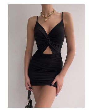 Vestido de tirantes finos con fruncidos retorcidos  
Detalles de corte y retorcidos  
Material ligeramente elástico  
Cuerpo sin forrar  
Fabricado con 95% poliéster y 5% spandex  
Lavable a máquina en agua fría  
Secar a baja temperatura  
Importado