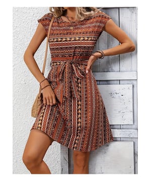 Produkt: Bedrucktes Kleid mit rundem Halsausschnitt und Kurzärmeln  
Geschlecht: Damen  
Eigenschaften: Mit Bindeband  
Dehnbarkeit: Leicht dehnbar  
Körper: Ungefüttert  
Materialzusammensetzung: 100% Polyester  
Pflegehinweise: Maschinenwäsche kalt, im Trockner bei niedriger Temperatur trocknen  
Importiert