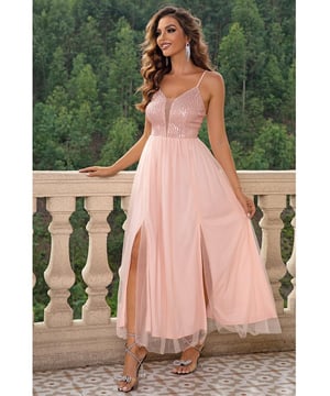 Producto: Vestido de malla con tirantes y abertura  
Características: Abertura  
Translúcido: Opaco  
Elasticidad: Ligeramente elástico  
Cuerpo: Sin forro  
Composición del material: 100% poliamida  
Instrucciones de cuidado: Lavar a máquina en frío, secar a baja temperatura  
Importado  
XS: longitud frontal 53.4 in, cadera 80.3 in, busto 27.3 in, cintura 24.6 in  
S: longitud frontal 54.2 in, cadera 81.9 in, busto 28.9 in, cintura 26.1 in  
M: longitud frontal 55 in, cadera 83.5 in, busto 30.4 in, cintura 27.7 in  
L: longitud frontal 56.2 in, cadera 85.8 in, busto 32.8 in, cintura 30 in