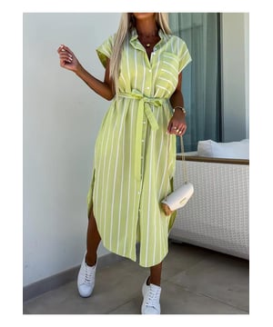 Gestreiftes Kleid mit Taillengürtel und kurzen Ärmeln
  Merkmale: gebundenem Gürtel, knöpfbare Vorderseite und Taschen
  Hergestellt aus 100 % Polyester
  Kein dehnbares Material
  Nicht gefüttert
  Maschinenwäsche kalt, im Wäschetrockner bei niedriger Hitze trocknen
  Importiert
  Verfügbar in den Größen S bis 2XL
  Größe S: Länge 118 cm, Brust 96 cm
  Größe M: Länge 119 cm, Brust 100 cm
  Größe L: Länge 120 cm, Brust 106 cm
  Größe XL: Länge 121 cm, Brust 112 cm
  Größe 2XL: Länge 122 cm, Brust 118 cm