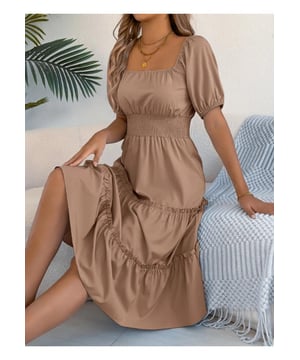 Kleid mit quadratischem Ausschnitt und kurzen Puffärmeln  
  Geraffter Brustbereich  
  Gestufter Rock  
  Rüschen-Details  
  Kein Stretch  
  Ungefüttert  
  Materialzusammensetzung: 95% Polyester, 5% Elasthan  
  Pflegehinweise: Maschinenwäsche kalt, im Trockner bei niedriger Temperatur trocknen  
  Importiert