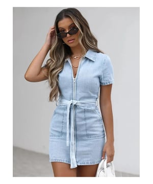 Vollständiges Modell mit Reißverschluss und kurzen Ärmeln aus Denim  
Leicht dehnbares Material für zusätzlichen Komfort  
Materialzusammensetzung: 90 % Viskose, 10 % Polyester  
Mit gebundenem Detail und Taschen  
Pflegehinweise: Maschinenwäsche kalt, im Trockner bei niedriger Temperatur trocknen  
Importiert