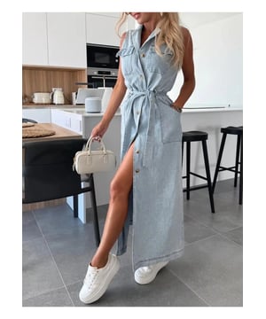 armelloses Denim.
  Kleid mit Knopfleiste.
  Mit Taschen.
  Mit Gurtel.
  Nicht dehnbar.
  95 % Viskose 5 % Polyester.
  Maschinenwasche kalt bei niedriger Temperatur im Trockner.
  Importiert.
  Erhaltlich in den Grossen S bis XL.