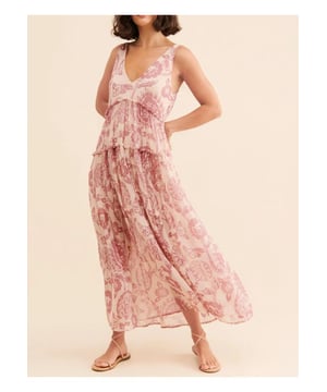 Vestido sin mangas con escote en V impreso  
Características con detalles de volantes  
Sin elasticidad  
Cuerpo parcialmente forrado  
Composición del material: 65% poliéster 35% algodón  
Instrucciones de cuidado: Lavar a máquina en frío, secar a baja temperatura  
Importado
