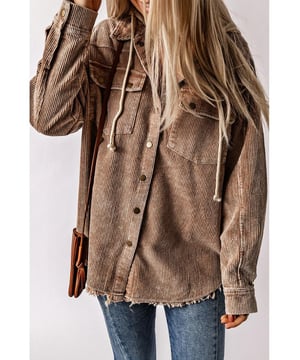 Diseño con capucha  
Hombros caídos  
Tela de pana  
Bolsillos con cordón  
Bajo sin terminar  
Longitud regular  
Mangas largas  
Material 100% poliéster  
Sin elasticidad  
No transparente  
Cuerpo no forrado  
Lavable a máquina en frío, secar a baja temperatura  
Importado