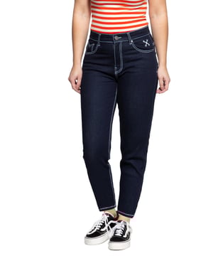 Mit ihrem knackigen Sitz sorgt die Rockabilly Slim Fit Jeans von Queen Kerosin für ordentlich Aufregung! Die wertige Verarbeitung und das tolle Jeansgewebe aus robuster Baumwolle mit Stretchanteil zeugen von bester Qualität. Das Material fühlt sich angenehm auf der Haut an und schmiegt sich durch die Elastizität wunderbar an und bleibt bequem. So kommt die schmale Passform und der High Waist Fit richtig zu Geltung und höchster Tragekomfort ist geboten. Besonderheiten der Schnittgestaltung, wie bei den aufgesetzten Taschen und am Bund in der hinteren Mitte machen die Sache erst richtig rund. Der praktische 5-Pocket Look macht die Hose zu einem legeren Kombipartner für den Alltag. Eine kleine Logo-Stickerei und das Leder-Brandlabel runden das Design gekonnt ab. Shirt, T Shirt oder sogar Bluse; mit der High Waist Jeans von Queen Kerosin wird ein super kultiger retro Rockabilly Worker Look erzielt!  QEEN KEROSIN: Rock'n'Roll, Rockabilly, Hot Rod, Biker, Tattoos und Motorsport beschreiben perfekt das Vintage-Label Queen Kerosin. Hochwertige Materialien und Verarbeitung kombiniert mit authentischen Retro-Designs ist unser Motto, das uns am Herz liegtDESIGN: Feminine High Waist Jeans von Queen Kerosin mit figurbetontem Slim Fit Sitz im 5Pocket Design und weißen Kontrastnähten PASSFORM: Perfekter Sitz im femininen Slim Fit, was die weiblichen Kurven ideal betont MATERIAL: Robustes Denim Material aus hochwertiger Baumwolle mit Stretch KOMBINATIONSMÖGLICHKEIT: Ideal zu T-Shirts mit Sneaker oder Bluse. Für passende Accessoires schau doch gerne mal in unserem Sortiment LIEFERUMFANG: Die Queen Kerosin High Waist Slim Fit 5 Pocket Jeans ist in den Größen 26-34 erhältlich