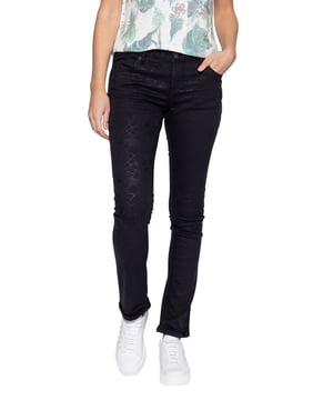 Die Glanzeffekte des All-Over-Prints der Slim Fit Jeans »Belinda« von ATT setzen die Hose gekonnt in Szene. Der Aufschlag am Saum mit den offenen Kanten und die schief aufgesetzte Münztasche, sowie das Leder-Brandlabel verleihen der »Belinda« ihren gewissen Charm. Durch ihre Schlichtheit lässt sie sich super chic mit hohen Schuhen oder für den Alltag lässig mit Sneakers kombinieren.   Unser Model ist 177 cm groß und trägt Größe 36/32.  Modische 5-Pocket Jeans von Amor Trust & Truthhochwertige BaumwollqualitätMittlere LeibhöheAllover-PrintSlim Fit Jeans