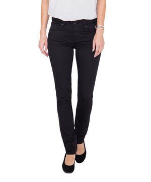 Die »Belinda« von ATT ist eine Basic Jeans, die Sie nicht mehr in Ihrer Garderobe missen möchten! Durch ihr cleanes und authentisches Design lässt sie sich vielfältig kombinieren. Moderne Details wie Ziersteppungen an den Taschen, kupfer-farbene Metal Accessories, sowie ein Leder-Patch hinten komplettieren den Look perfekt. Durch den hohen Tragekomfort durch den Wonder Stretch und den modischen Slim Fit ist die Belinda ein zeitloser Stylingpartner im Alltag! Wegen des Wonder Stretch passt Ihnen auch eine Nummer kleiner.  AMOR, TRUST & TRUTH: Unser Label steht für elegante, feminine und hochwertig gearbeitete Jeans, die super zu Looks im Alltag kombiniert werden können. DESIGN: Das schlichte Design der Damen 5-Pocket Jeans macht die Hose zu einem tollen Basic, der zu allem passt!PASSFORM: Dank des Wonder Stretch schmiegt sich die Frauen Jeans perfekt am Körper an und bleibt bequem. So kommt der Slim Fit am besten zur Geltung.MATERIAL: Das elastische Baumwollgewebe mit Wonder Stretch fühlt sich super auf der Haut an und sorgt für höchsten Tragekomfort. KOMBINATIONSMÖGLICHKEITEN: Durch ihr klassisches, schlichtes Design, passt die Damen Slim Fit Jeans nahezu zu allem!LIEFERUMFANG: Unsere Jeans ist in den Größen Weite 32-46 Länge 30+32 erhältlich.