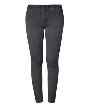 Im coolen retro Workwear Design der 50er Jahre präsentiert sich diese Hose der Kultmarke Queen Kerosin! Der in der Biker Szene angesagte Oilash kommt auch hier zum Einsatz und verleiht der Hose ihren derben vintage Charakter. Feminin wird das Ganze durch die schmale Passform im Slim Fit, die die weibliche Silhouette ideal in Szene setzt. Dank des elastischen Gewebes aus hochwertiger Baumwolle mit Stretch liegt die Hose auch super an, sitzt gut und sorgt durch die Bequemlichkeit für einen hohen Tragekomfort. Französische Eingrifftaschen, Paspeltaschen hinten und breite Gürtelschlaufen vervollständigen das Design! Kombiniert mit lässigen Boots kommt die Workwear Hose perfekt zur Geltung!  ♕ QUEEN KEROSIN: Das vintage Label Queen Kerosin ist bekannt in der Biker und Rockabilly Szene. Es steht für den Lifestyle der 50's mit Motorräder, Rock'n'Roll, Rockabilly, Hotrod und lässt das Lebensgefühl von damals durch seine retro Designs wieder aufleben!♕ DESIGN: Im authentischen Workwear Look präsentiert sich die Damen Slim Fit Hose von Queen Kerosin. Der Oilwash verstärkt die Vintage Optik zusätzlich. Ausgestattet mit Paspeltaschen, französischen Eingrifftaschen und breiten Gürtelschlaufen macht die Frauen Jeans echt was her. Eine Logo Stickerei und ein Logo Patch vervollständigen das Design.♕ PASSFORM: Durch die schmale Passform im Slim Fit wird die weibliche Silhouette perfekt in Szene gesetzt.♕ MATERIAL: Das elastische Denim Gewebe der retro Jeans aus hochwertiger Baumwolle mit Stretch liegt perfekt am Körper an und bleibt den Tag über bequem. Es ist höchster Tragekomfort und Bequemlichkeit geboten.♕ KOMBINATIONSMÖGLICHKEITEN: Egal ob mit T Shirt, Longsleeve Shirt, mit Sneaker oder Boots mit der Damen Workwear Hose von Queen Kerosin in retro Optik wird immer ein authentischer Biker Look der 50's erzielt. Für passende Accessoires schau doch mal bei unserem Sortiment vorbei!♕ LIEFERUMFANG: Eine Lieferung enthält eine Hose in den Größen 26-33/L32 - 27-34/L34.