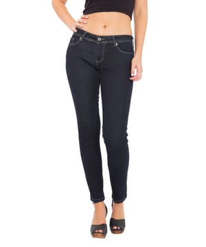 Die Slim-fit-Jeans »Katy« von Way of Glory ist ein toller Eyecatcher, denn die schmale Form mit narrow leg und die komfortable Leibhöhe sind figurbetonende Aspekte, die die Jeans zum knackigen Highlight machen und dank Stretchdenim eine perfekte Passform bietet. Cooles Detail: die dunkle Waschung und der Kontrast zur farblich abgesetzten Taschenstickerei. Die Slim-fit-Jeans von WoG ist ein toller Stylingpartner und wird schnell zum Lieblingsstück!   Unser Model ist 177 cm groß und trägt Größe 27/32.  5-Pocket slim fit Jeans »Katy«hochwertiges StretchdenimKomfortable Leibhöheschmales BeinZip-Fly Verschlussdekorative Taschenverzierung
