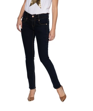 Ein super Basic, die Jeans »Zoe« von Amor, Trust & Truth. Mit ihrer Passenabtrennung in der Front und den seitlich eingearbeiteten Keilen macht die Slim Fit Jeans echt was her. Ihr hochwertiges Baumwollgewebe mit Stretchanteil liegt prima auf der Haut auf und zaubert in Kombination mit der schmalen Passform eine super feminine Silhouette. Das Highlight dieser Jeans sind die farblich kontrastierenden Absteppungen, die das Ganze legerer wirken lassen. Diese kombinationsfreudige Jeans sollte in keiner Garderobe fehlen!  AMOR, TRUST & TRUTH: Die Materialien die wir für unsere Jeans und Hosen verwenden sind von toller Qualität, was sich auch in unserer hochwertigen Verarbeitung widerspiegelt! Bequem und feminin präsentieren sich unsere Designs für Alltagslooks in denen Du Dich wohlfühlstDESIGN: Die Damen Jeans Hose »Zoe« von Amor, Trust & Truth imponiert mit ihrem legeren Basic Design mit kontrastierenden AbsteppungenPASSFORM: Feminine Passform im Slim Fit mit normalem BundMATERIAL: Aus Robustem Denim aus langlebiger Baumwolle mit StretchKOMBINATIONSMÖGLICHKEIT: Lässiger Look garantiert! Vor allem zu Sneaker und engem Top macht die sommerliche Hose eine gute Figur LIEFERUMFANG: Eine Lieferung enthält eine Damenhose von ATT in den Größen 34 - 44