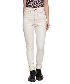 Der coole Rockabilly vintage Style der 50's spiegelt sich auch hier in diesem Design der High Waist Jeans der Marke Queen Kerosin wieder! Die wertige Verarbeitung und das tolle Jeansgewebe aus Baumwolle mit Stretchanteil zeugen von bester Qualität. Das Material fühlt sich toll auf der Haut an und schmiegt sich durch die Elastizität wunderbar an und bleibt bequem. So kommt der Slim Fit richtig zu Geltung und höchster Tragekomfort ist geboten. Besonderheiten der Schnittgestaltung, wie bei den aufgesetzten Taschen und in der hinteren Mitte am Bund machen die Sache erst richtig rund. Der praktische 5-Pocket Look macht die Hose leger und für Alltag und Freizeit geeignet. Eine kleine Logo-Stickerei und das Leder-Brandlabel runden das Design gekonnt ab. Shirt, T Shirt oder sogar Bluse; mit der High Waist Jeans von Queen Kerosin wird ein super kultiger retro Rockabilly Worker Look erzielt!  QEEN KEROSIN: Rock'n'Roll, Rockabilly, Hot Rod, Biker, Tattoos und Motorsport beschreiben perfekt das Vintage-Label Queen Kerosin. Hochwertige Materialien und Verarbeitung kombiniert mit authentischen Retro-Designs ist unser Motto, das uns am Herz liegt DESIGN: Feminine High Waist Jeans von Queen Kerosin mit figurbetontem Sitz im 5Pocket Design PASSFORM: Perfekter Sitz im weiblichen Slim FitMATERIAL: Robustes Denim aus hochwertiger Baumwolle mit Stretch KOMBINATIONSMÖGLICHKEIT: Ideal zu T-Shirts, Pullover oder Bluse. Für passende Accessoires schau doch gerne mal in unserem Sortiment LIEFERUMFANG: Eine Lieferung enthält Queen Kerosin High Waist Slim Fit 5 Pocket Jeans