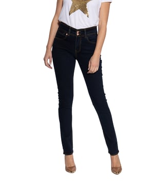Diese Jeanshose von ATT erweist sich als super Kombipartner für alltägliche Looks! Dieser tolle Basic besteht aus einer hochwertigen Baumwollmischung und fühlt sich super auf der Haut an. Durch das elastische Denim Material ist die Damen Hose stets bequem und sitzt perfekt am Körper an. Der für Jeans typische 5-Pocket Look kommt auch bei diesem Modell ideal zur Geltung. Auffällig ist die cleane Optik mit kontrastierenden Absteppungen, die hervorragend zum Pullover und Sneaker, wie auch zur Bluse mit Booties passt!  AMOR, TRUST & TRUTH: ATT steht für hochwertig gearbeitete Qualitätsjeans, die perfekt zu legeren, feminine Alltagslooks harmonieren. DESIGN: Die Damen Jeans von ATT im modischen 5 Pocket Look kann mit ihrem cleanen Design mit kontrastierenden Absteppungen überzeugen. Ein richtg cooler Basic! PASSFORM: Die feminine Silhouette wird durch die Slim Fit Passform der 5 Pocket Damen Jeans super in Szene gesetzt. MATERIAL: Stretch im Baumwollgewebe ermöglicht den optimalen Sitz und tolle Bequemlichkeit. KOMBINATIONSMÖGLICHKEITEN: Ob zu T Shirt Pullover und Sneaker oder zur Bluse und Booties, die Basic Jeans von ATT passt immer und kann vielseitig eingesetzt werden!