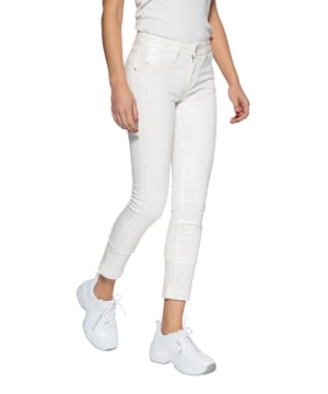 Eine klassische weiße Jeans kann sowohl im Alltag getragen werden oder auch mit Bluse und Pumps richtig was her machen; so auch diese feminine Damen Jeans von ATT! Sie präsentiert sich im legeren 5-Pocket Look, allerdings sind die Eingrifftaschen in der Front Faketaschen, so dass sich nichts durchdrückt und ein optisch einwandfreies Bild entsteht. Das hochwertige Material aus Baumwolle mit geringem Polyester und Elasthan Anteil fühlt sich wertig an und behält seine Form. Durch den Wonder Stretch sitzt die Hose optimal und wird nicht unbequem. Kleine Details werten die Jeans gekonnt auf, wie die Schmucksteine in der Front oder dem Leder-Brandlabel hinten. Perfekt für den Frühling wird die Damenjeans durch ihre gekürzte Beinlänge mit offenen Kanten. Ein super Basic, mit dem sich tolle Outfits kreieren lassen, der in keiner Garderobe fehlen sollte! Dank des Wonder Stretch passt ihnen auch eine Größe kleiner.  Amor, Trust & Truth: Unsere Hosen und Jeans begeistern mit ihren femininen Designs für den Alltag, in denen man sich nur wohlfühlen kann! DESIGN: Klassisch, schlichtes Design der Damen Jeans von ATT! Gekürzte Beinlänge mit offenen Kanten und Schmucksteinen in der Front werten die Jeans für den Frühling gekonnt auf!PASSFORM: Der angenehme Slim Fit der Damenhose sitzt super und betont die weibliche Silhouette. MATERIAL: Die große Bequemlichkeit kommt auch durch den Wonder Stretch im Material aus Baumwolle mit leichtem Polyester und Elasthananteil zustande. Er sorgt für den perfekten Sitz. KOMBINATIONSMÖGLICHKEIT: Die Hose kann im Alltag in der Freizeit mit Sneaker und T Shirt oder auch chic mit Pumps und Bluse getragen werden. LIEFERUMFANG: Eine Lieferung enthält eine Damenhose von ATT in den Größen 34 - 44.