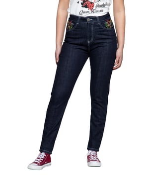 Du bist auf der Suche nach einer Jeanshose, die nicht nur stylisch aussieht, sondern auch bequem ist? Dann haben wir genau das Richtige für Dich! Die Queen Kerosin Western Jeanshose vereint das 50s Western Design mit hochwertigen Stickereien vorne und hinten. Die Hose hat Eingrifftaschen und Gesäßtaschen, die Platz für Deine wichtigsten Utensilien bieten. Die Washed-Optik verleiht der Hose einen wilden Western-Look, der perfekt zu Deinem Rockabilly-Style passt. Der Slim Fit sorgt dafür, dass die Hose eng anliegt und Deine Figur betont. So kannst Du Dich in dieser Hose sehen lassen und wirst zum Hingucker auf jeder Veranstaltung.Also worauf wartest Du noch? Bestelle Dir jetzt die Queen Kerosin Western Jeanshose und zeige allen Deinen einzigartigen Style!  QUEEN KEROSIN: Du liebst und lebst den Lifestyle der amerikanischen 50er Jahre? Du stehst auf Hot Rod, Motorräder, Biker, Rock'n'Roll, Tattoos, Rockabilly und alles was dazu gehört? Wir auch! Wir kombinieren authentische Designs im vintage und retro Stil mit hochwertigen Materialen für ein tolles Tragegefühl und top Qualität. So kannst Du die wilden, rockigen Zeiten der 50's erneut zum Leben erwecken!DESIGN: Im kultigen western Rockabilly Style der 50er Jahre präsentiert sich diese High Waist Damen Jeans mit ihrem washed Optik von Queen Kerosin. Mit hochwertige western Stickereien in der Front und hinten komplettieren das Design.PASSFORM: Femininer und lässiger Style durch den slim fit Schnitt.MATERIAL: Das elastische Denim Gewebe der Western High Waist Jeans aus hochwertiger Baumwolle mit Stretch liegt perfekt am Körper an und bleibt den Tag über bequem. Es ist höchster Tragekomfort und Bequemlichkeit geboten.KOMBINATIONSMÖGLICHKEITEN: Besonders gut kombinierbar zu Shirts, Pumps oder derben Boots.LIEFERUMFANG: Diese Jeans ist in den Größen XS S M L XL XXL 3XL und 4XL erhältlich.