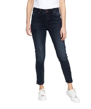Ein echtes Must-Have: Die schmal geschnittene Jeans »Sun« von Amor, Trust &Truth mit hohem Bund bringt deine Beine perfekt zur Geltung. Dank ihrer hochwertigen Verarbeitung aus elastischen Denim sitzt das It-Piece perfekt und erweist sich bequemer Begleiter für den Alltag. Das klassische 5-Pocket-Design mit Eingrifftaschen, aufgesetzten Gesäßtaschen und einer Münztasche bekommt durch die authentische Used-Waschung mit Destroyed-Effekten einen legeren Look. Dezente Schlitze an den Beinabschlüssen verleihen der Hose ihr gewisses Etwas. Einfach ein lässiges T-Shirt, oder Pullover und Sneakers dazu kombinieren und dein Alltags-Outfit ist komplett.  Unser Model ist 1,77m groß und trägt Größe W:36cm L:32inch.  AMOR, TRUST & TRUTH: Unser Label steht für tolle Qualität und feminine, legere Designs, die wie für Dich gemacht sindDESIGN: Das klassische 5-Pocket-Design mit Eingrifftaschen, aufgesetzten Gesäßtaschen und einer Münztasche der Slim Fit High Waist Jeans von Amor, Trust & Truth bekommt durch die authentische Used-Waschung mit Destroyed-Effekten einen legeren LookPASSFORM: Die Hose ist in einem Slim Fit geschnitten und eine High Waist versehenMATERIAL: Das elastische Denim Material aus Baumwolle mit Stretch erweist sich als langlebig, robust und hautfreundlichKOMBINATIONSMÖGLICHKEIT: Ein richtiger Hingucker, der sich im Alltag beweisen kann!LIEFERUMFANG: Eine Lieferung enthält eine Damenhose von Amor, Trust & Truth in den Größen 34 - 44 mit Länge 32