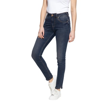 Ein echtes Must-Have: Die schmal geschnittene Jeans »Sun« von Amor, Trust &Truth mit hohem Bund bringt deine Beine perfekt zur Geltung. Dank ihrer hochwertigen Verarbeitung aus elastischen Denim mit Wonder Stretch sitzt das It-Piece perfekt und erweist sich bequemer Begleiter für den Alltag. Durch den extrem elastischen Wonder Stretch passt dir auch eine Nummer kleiner. Das klassische 5-Pocket-Design mit Eingrifftaschen, aufgesetzten Gesäßtaschen und einer Münztasche bekommt durch die braune Waschung einen legeren Look, der sich prima im Alltag behaupten kann. Dezente Schlitze an den Beinabschlüssen verleihen der Hose ihr gewisses Etwas. Einfach ein lässiges T-Shirt, oder Pullover und Sneakers dazu kombinieren und dein Alltags-Outfit ist komplett.  AMOR, TRUST & TRUTH: Unser Label steht für tolle Qualität und feminine, legere Designs, die wie für Dich gemacht sindDESIGN: Die Damen 5-Pocket Jeans von Amor, Trust & Truth überzeugt mit ihrer legeren braunen Waschung, die perfekt zum Slim Fit und den dezenten Schlitzen an den Säumen passtPASSFORM: Die Hose ist in einem Slim Fit geschnitten und eine High Waist versehenMATERIAL: Das Denim Material ist mit dem extrem elastischen Wonder Stretch versehen und erweist sich als langlebig, robust und hautfreundlich. Achtung: Dank des Wonder Stretchs passt dir auch eine Nummer kleiner :)KOMBINATIONSMÖGLICHKEIT: Ein richtiger Hingucker, der sich im Alltag beweisen kann!LIEFERUMFANG: Eine Lieferung enthält eine Damenhose von Amor, Trust & Truth in den Größen 34 - 44 mit Länge 32