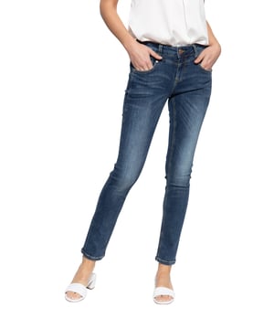 Ein knackiger Sitz und eine enge Passform ist garantiert, mit der 5-Pocket Jeans im Slim Fit von ATT! Der Wonder Stretch des robusten Denim Gewebes schmiegt sich wie eine zweite Haut an den Körper an und sorgt über den ganzen Tag hinweg für einen großartigen Komfort. Legere Waschungen im Used-Look verleihen der Hose ihre individuelle Optik, die sich im Alltag super kombinieren lässt. Sei es chic zu High Heels mit Bluse oder ganz lässig zu Turnschuhen und T-Shirt, mit dieser figurbetonten Jeans sorgst Du für den perfekten Auftritt.  AMOR, TRUST & TRUTH: Hochwertige Materialien und eine top Verarbeitung macht das Label zu dem was es heute ist. Feminine und bequeme Design in der Jeans- und Hosenverarbeitung zeichnen das Label aus!DESIGN: Leger und cool präsentiert sich die 5 Pocket Damen Basic Jeans von ATT mit Waschungen im Used Look   PASSFORM: Der feminine Slim Fit betont die weibliche Silhouette gekonnt und sorgt für einen knackigen Sitz MATERIAL: Toller Komfort durch das robuste Jeans Gewebe mit Wonder Stretch KOMBINATIONSMÖGLICHKEIT: Ob chic zu High Heels und Bluse, oder ganz leger zu Turnschuhen und T-Shirts, die ATT Jeans sorgt stets für den perfekten Auftritt!LIEFERUMFANG: Die Damenhose von ATT ist in den Größen 34 - 44 verfügbar