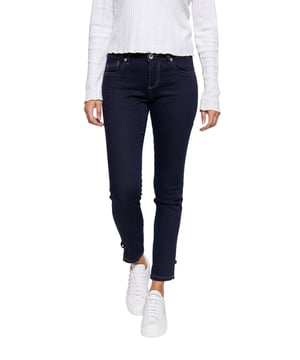 Der cleane Look der Damen Basic Jeans von ATT  passt selbst zu chicen Pumps und Bluse, kann durch seine legeren Absteppungen auch bei Alltagslooks punkten! Die feminine Silhouette wird durch die Slim Fit Passform perfekt akzentuiert und Dank des Stretchanteils im robusten Denim Gewebe bleibt die Hose den ganzen Tag über bequem. Geschlossen wir die Hose mittels Knopfverschluss und einem Reißverschluss in der Front. Der klassische 5-Pocket Look mit aufgesetzten Gesäßtaschen, Eingrifftaschen und einer Münztasche komplettiert ihre Optik.  Amor, Trust & Truth: Gute Qualität und hochwertige Verarbeitung sind uns sehr wichtig! Darauf achten wir immer bei unseren femininen und legeren Design. DESIGN: Tolle Damen Basic Jeans im 5Pocket Look mit kontrastierenden Absteppungen und schlichtem Design. PASSFORM: Die feminine Silhouette wird durch die Slim Fit Passform perfekt akzentuiert.   MATERIAL: Das hochwertige Denim Jeansgewebe mit Stretch der Damen Slim Fit Jeans passt sich toll dem Körper an und sorgt für angenehmen Komfort. KOMBINATIONSMÖGLICHKEIT: Mit Sneaker und Shirt entsteht ein super Look für Alltag und Freizeit. Chicer wird das Ganze mit Pumps und Bluse. LIEFERUMFANG: Eine Lieferung enthält eine Damenhose von ATT in den Größen 34 - 44.