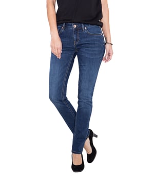 Die »Belinda« von ATT ist eine Basic Jeans, die sie nicht mehr in Ihrer Garderobe missen möchten! Durch ihr cleanes und authentisches Design lässt sie sich vielfältig kombinieren. Moderne Details wie Ziersteppungen an den Taschen, kupfer-farbene Metal Accessories, sowie ein Leder-Patch hinten komplettieren den Look perfekt. Durch den hohen Tragekomfort und den modischen Slim Fit ist die Belinda ein zeitloser Stylingpartner im Alltag! Durch den Wonder Stretch passt Ihnen auch eine Größe kleiner.  AMOR, TRUST & TRUTH: Unsere hochwertig gearbeiteten Jeans sind der ideale Begleiter für feminine, legere Alltagslooks.  DESIGN: Waschungen und kontrastierende Absteppungen sind das Hauptaugenmerk der Damen 5 Pocket Slim Fit Jeans. Schlichtes, feminines Design. PASSFORM: Durch den Wonder Stretch passt sich die Damen Hose mit Slim Fit Passform perfekt dem Körper an und bietet das angenehme Tragegefühl einer zweiten Haut.MATERIAL: Das elastische Gewebe mit Wonder Stretch bietet höchsten Komfort. KOMBINATIONSMÖGLICHKEITEN: Zu Sneaker und T Shirt, aber auch zu Pumps und Bluse macht die Damen 5 Pocket Jeans eine tolle Figur. LIEFERUMFANG: Unsere Jeans ist in den Größen Weite 32-46 Länge 30+32 erhältlich. Durch den Wonder Stretch passt Ihnen auch eine Größe kleiner.