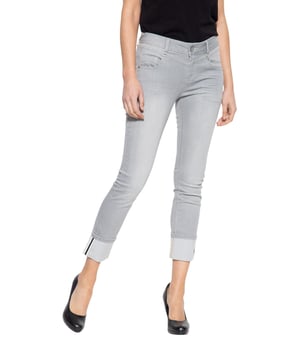 Jetzt wird's sommerlich mit der 7/8 Jeans von ATT! Ihren legeren Look erhält die Hose vor allem durch die coolen Beinaufschläge mit kontrastierendem Bändchen an der Seitennaht. Der Stretch im Baumwollgewebe sorgt für einen figurbetonten Sitz und einen angenehmen Tragekomfort über den gesamten Tag hinweg. Ein femininer Slim Fit mit normaler Leibhöhe setzt die weibliche Silhouette gekonnt in Szene. Das 5-Pocket-Design mit praktischen Eingrifftaschen, Gesäßtaschen und Münztasche, und die Passenabtrennung komplettieren den legeren Look der Damenjeans. Der perfekte Begleiter für sommerliche Looks zu Sandalen und Top.  AMOR, TRUST & TRUTH: Top Qualität, top Verarbeitung und feminine, Designs für den Alltag; dafür steht ATT!DESIGN: Legere Damen 7/8 Jeans von ATT mit breitem Beinaufschlag mit aufgestepptem Bändchen an der Seitennaht für den sommerlichen, frischen Look PASSFORM: Slim Fit mit verkürzten Beinen und normaler Leibeshöhe MATERIAL: Das Denim-Material mit Stretch und liegt so super angenehm auf der Haut auf und garantiert große Bequemlichkeit KOMBINATIONSMÖGLICHKEIT: Toller, lässiger Sommerlook. Perfekt für Sandalen, oder Sneaker und PrintshirtLIEFERUMFANG: Eine Lieferung enthält eine Damenhose von ATT in den Größen 34 - 44