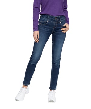 Diese ATT Basic Slim Fit Jeans hat das Potential dein neues Lieblingsteil werden! Ihr schlichtes Erscheinen mit den legeren Waschungen lässt sich zahlreich für verschiedenste Looks kombinieren; sei es mit einer Bluse und Pumps fürs Büro, oder sportlich, lässig mit Sneaker und T-Shirt. Der feminine Slim Fit mit normaler Leibhöhe setzt die weibliche Silhouette gekonnt in Szene und bleibt Dank des Stretch-Anteils im Gewebe auch super bequem. Praktische Taschen im 5-Pocket Design und die Passenabtrennung runden den Look gekonnt ab.  AMOR, TRUST & TRUTH: Wenn Du feminine Looks für den Alltag suchst, dann bist Du bei uns genau richtig! Wir bieten weiblich, legere Kombipartner mit bester QualitätDESIGN: Ein klasse Basic und Kombipartner für den Alltag! Die ATT Damen Slim Fit Jeans kann mit ihrer schlichten Optik, den leichten Waschungen und dem 5-Pocket Design überzeugen PASSFORM: Femininer Slim Fit mit normaler Leibhöhe für ein weibliches Erscheinungsbild MATERIAL: Das Denim-Material mit Stretch liegt super angenehm auf der Haut auf und garantiert große Bequemlichkeit KOMBINATIONSMÖGLICHKEIT: Toller Basic der sich problemlos für die Arbeit im Büro, oder für den Alltag in der Stadt kombinieren lässtLIEFERUMFANG: Eine Lieferung enthält eine Damenhose von ATT in den Größen 34 - 44