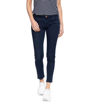 Mit der »Leoni« im Slim Fit von Amor, Trust & Truth setzt Du die weiblichen Kurven perfekt in Szene. Dank des Stretches im Denimgewebe, das aus Baumwolle besteht, hat die Hose einen knackigen Sitz und bleibt den Tag über super bequem. Durch das typische 5-Pocket-Design mit Eingrifftaschen, Gesäßtaschen und Münztasche eignet sich die Jeans hervoragend als lässiger Kombipartner für legere Alltaglooks. Ein pelziges Brandlable am Bund und die Logo-Prägung in der Front runden das Design gekonnt ab.  Unser Model ist 1,77m groß und trägt Größe 36.  Die Variation in Mid Blue verfügt zusätzlich über coole Destroyed-Effekte und einen lässigen Stone Wash-Look.  Das Modell in dunkelblau besitzt einen leichten Used-Look mit Waschungen.  AMOR, TRUST & TRUTH: Die Materialien die wir für unsere Jeans und Hosen verwenden sind von toller Qualität, was sich auch in unserer hochwertigen Verarbeitung wiederspiegelt! Bequem und feminin präsentieren sich unsere Designs für Alltagslooks in denen Du Dich wohlfühlstDESIGN: Lässige Damen Jeans Hose von Amor, Trust & Truth, die mit ihrem klassischen 5 Pocket Look überzeugen kannPASSFORM: Femininer Slim Fit mit normaler Leibhöhe für ein weibliches ErscheinungsbildMATERIAL: Das Denim-Material aus Baumwolle mit Stretch und liegt so super angenehm auf der Haut auf und garantiert große Bequemlichkeit KOMBINATIONSMÖGLICHKEIT: Lässiger Look garantiert! Ein cooler Basic mit Pfiff, der vor allem zu legeren, sportlichen Outfits harmoniert LIEFERUMFANG: Eine Lieferung enthält eine Damenhose von ATT in den Größen 34 - 44