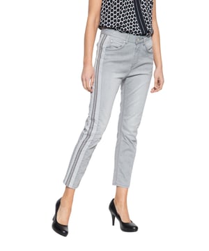 Diese Jeans von ATT setzt die feminine Silhouette gekonnt in Szene und kann mit mehr als nur ihrer tollen Verarbeitung überzeugen! Ihr lässiges Design macht einiges her. Das Hauptaugenmerk liegt auf den Seitennähten, die durch ihren Einsatz und den abgesteppten Nahtzugaben einen coolen Casual-Look erzielen. Leichte Waschungen und Destroyed-Effekte runden das legere Design der 5-Pocket Hose prima ab. Toller Tragekomfort entsteht durch die High Waist Slim Fit Passform, die einen super Sitz garantiert, und durch das hochwertige Denimgewebe. Vor allem zu Sneaker und T-Shirt kann die lässige Casual-Hose richtig punkten.  AMOR, TRUST & TRUTH: Hochwertige Materialien und eine top Verarbeitung macht das Label zu dem was es heute ist. Feminine und bequeme Design in der Jeans- und Hosenverarbeitung zeichnen das Label aus!DESIGN: Leger und cool präsentiert sich diese 5 Pocket Damen Jeans von ATT mit leichten Waschungen und Destroyed Effekten, sowie mit den lässigen Details an den Seitennähten PASSFORM: Der feminine Slim Fit betont die weibliche Silhouette gekonnt und sorgt für einen knackigen Sitz MATERIAL: Toller Komfort durch das robuste Jeans Gewebe mit Stretch KOMBINATIONSMÖGLICHKEIT:Optimal für legere casual Styles zu Sneaker und Shirts  LIEFERUMFANG: Die Damenhose von ATT ist in den Größen 34 - 44 verfügbar