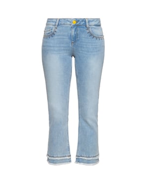 Jetzt wird's sommerlich mit der 7/8 Jeans »Brenda« von Amor Trust & Truth! Ihren legeren Look erhält die Hose durch die coole Zick-Zack Ziernaht an den Taschen und den Fransenkanten am Saum. Der Stretch im Baumwollgewebe sorgt für einen figurbetonten Sitz und einen angenehmen Tragekomfort über den gesamten Tag hinweg. Die offenen Saumkanten der 7/8-Hose mit leichtem Schlag und normaler Leibhöhe verleihen ihr zusammen mit dem gelben Knöpfen und Ziernieten den letzten Schliff! Perfekt für legere, sommerliche Kombinationen für den Alltag.  Größenhinweis: Fällt eng aus, bitte eine Größe größer bestellen.  AMOR, TRUST & TRUTH: Unser Label steht für tolle Qualität und feminine, legere Designs, die wie für Dich gemacht sindDESIGN: Ein echter Hingucker! Die Damen 5-Pocket Jeans von Amor, Trust & Truth überzeugt mit ihrem femininen cropped flare Design mit offenen SaumkantenPASSFORM: Der feminine Slim Fit mit verkürztem Bein und leichtem Schlag akzentuiert die weiblichen Konturen gekonntMATERIAL: Das elastische Denim Material aus Baumwolle mit Stretch erweist sich als langlebig, robust und hautfreundlichKOMBINATIONSMÖGLICHKEIT: Ein richtiger Hingucker, der sich im Alltag beweisen kann!LIEFERUMFANG: Eine Lieferung enthält eine Damenhose von Amor, Trust & Truth in den Größen 34 - 44 mit Länge 26. Fällt eng aus, bitte eine Größe größer bestellen.