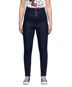 Die Queen Kerosin High Waist Jeanshose ist die perfekte Wahl für alle Rockabilly-Fans und Retro-Liebhaberinnen! Mit ihrem klassischen Marlene Bund und den Zierknöpfen in der Front verleiht diese Hose jedem Outfit einen Hauch von 50er Jahre Charme. Das elastische Jeansgewebe mit Stretch sorgt für eine bequeme Passform und ein schönes Tragegefühl, während die formgebenden Abnäheren eine feminine Silhouette zaubern. Ob mit High Heels und T-Shirt oder einem lässigen Hemd kombiniert - diese Hose ist vielseitig einsetzbar und verpasst jedem Look das gewisse Rock'n'Roll-Flair. Die Queen Kerosin High Waist Jeanshose ist ein absolutes Must-Have für alle, die auf der Suche nach einem stylischen und zeitlosen Kleidungsstück sind.  QUEEN KEROSIN: Du liebst und lebst den Lifestyle der amerikanischen 50er Jahre? Du stehst auf Hot Rod, Motorräder, Biker, Rock'n'Roll, Tattoos, Rockabilly und alles was dazu gehört? Wir auch! Wir kombinieren authentische Designs im vintage und retro Stil mit hochwertigen Materialen für ein tolles Tragegefühl und top Qualität. So kannst Du die wilden, rockigen Zeiten der 50's erneut zum Leben erwecken!DESIGN: Im femininem Rockabilly Style der 50er Jahre präsentiert sich diese Marlene High Waist Damen Jeans mit ihrem washed Optik von Queen Kerosin. Mit eleganter Knopfleiste in der Front, formgebenden Abnähern und eng anliegender Slim Fit ist diese Hose ein absolutes Must-Have.PASSFORM: Feminin und eng anliegend durch Slim Fit.MATERIAL: Das elastische Denim Gewebe der Marlene Bund Jeans aus hochwertiger Baumwolle mit Stretch liegt perfekt am Körper an und bleibt den Tag über bequem. Es ist höchster Tragekomfort und Bequemlichkeit geboten.KOMBINATIONSMÖGLICHKEITEN: Besonders gut kombinierbar zu Shirts, Pumps oder derben Boots.